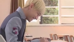 田柾国(防弹少年团),V(防弹少年团) - StarShow360脸书更新:花美男防弹高中拍摄幕后花絮