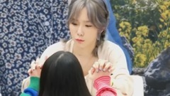少女时代,太妍(少女时代) - 签完名和和粉丝十指紧握