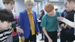 防弹少年团 - BTS Checking Out The Interview Script After Camera Rehearsal @ Ingigayo