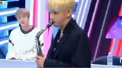 V(防弹少年团) - Kpopcomics推特:在模仿吹萨克斯BigbangBigbang的金泰亨