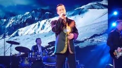 Vitas - 青藏高原 歌迷献花,送大熊