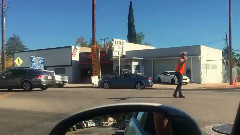 音乐短片 - 交通协警也可以这么玩 美国舞曲组Superfruit新单