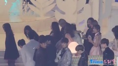 Red Velvet,GFriend,艺琳(GFriend),JOY(Red Velvet) - 161119 시상식 끝난 뒤 트와이스 여자친구 레드벨벳 친목 직캠 [멜론뮤직어워드 MMA]