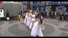 韩国群星 - 路人穿棉袄了!小团跪地秀大腿_高清