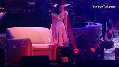 谭咏麟 - 亮了红灯(2015香港银河岁月40载演唱会)-谭咏麟