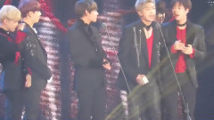 田柾国(防弹少年团),V(防弹少年团) - 获专辑大赏的防弹少年团上台领奖台下阿米们哭成一片