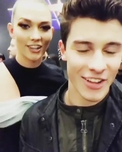 Shawn Mendes,Karlie Kloss - 戴耳环的德