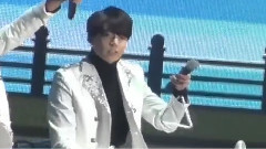 田柾国(防弹少年团) - 演奏乐器的田柾国