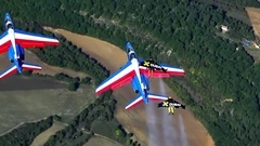 音乐短片 - Три экстремала с реактивными ранцами пролетели рядом с самолетами