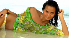 音乐短片 - 克莉丝汀.泰根在马尔代夫体育画报泳装