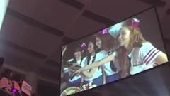 少女时代,太妍(少女时代) - 泰妍演唱会上庆生说话 成员顾着吃蛋糕