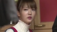 尹普美(Apink) - 普美趁爸爸看结婚照时 幫假想老公按摩肩膀