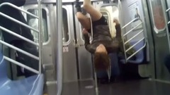 音乐短片 - 在纽约地铁舞女跳钢管舞