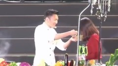 谢霆锋,台哥要报报 - 台哥要报报:谢霆锋演唱会上只煮面不独唱 粉丝不买账