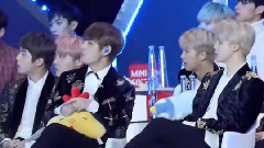 田柾国(防弹少年团),V(防弹少年团) - 台下防弹少年团观看Got7表演HardCarry舞台时的反应
