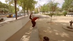 音乐短片 - 外国小哥 遇到花坛不绕 跳过去