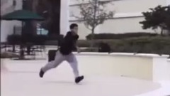 音乐短片 - 跑酷小哥从二楼飞跃而下