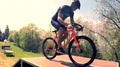 音乐短片 - 国外小哥花式自行车表演