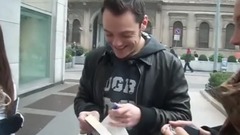 Tiziano Ferro - Tiziano Ferro街头粉丝合影签名