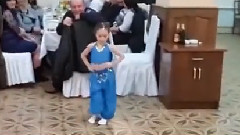 音乐短片 - Маленькая принцесса танцует под индийскую музыку Arevik - 5 лет