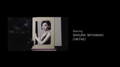 AKB48,HKT48 - HKT48宮脇咲良が"絵画"に?大胆ドレスで美背中あらわに