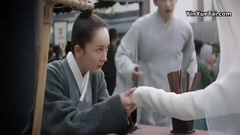 杨幂 - 电视剧<三生三世十里桃花>司音摸骨推命数 凡界游玩遇瑶光 01集精彩片段