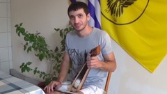 音乐短片 - Έλληνας ποντιακής καταγωγής παίζει ποντιακή λύρα σε χωριό της Ρωσίας  pontos-news.gr