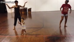 音乐短片 - Двухлетняя дочка учит танцевать родителей