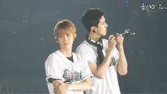 边伯贤(EXO),吴世勋(EXO) - Sehun Playing With His Mic And Baekhyun