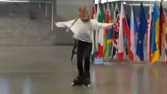 音乐短片 - Маленькая девочка талантливо катается на роликах