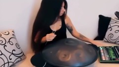音乐短片 - 美女用新的乐器玩新的玩法