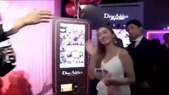 Jessica - Jessica拿照片甜美拍照 & 操作机台