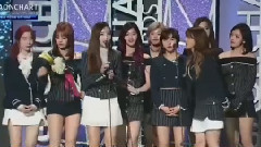 TWICE - 音源部门10月年度歌手 - 第六届GAON Chart颁奖礼现场版17/02/2