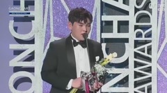 韩东根 - 年度发现奖 抒情部门 - 第六届GAON Chart颁奖礼现场版17/02/22