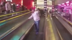 音乐短片 - Как развлечься на поломанном эксалаторе