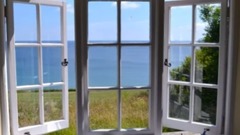 音乐短片 - 倚靠在窗前