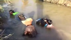 音乐短片 - Với một người con trai của phụ nữ Campuchia trong nước sâu cá