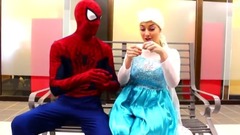 音乐短片 - Elsa Kisses Spiderman In Real Life