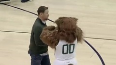 音乐短片 - Счастливый фанат в перерыве матча НБА