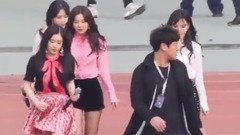 Red Velvet - Red Velvet足球场上演待机位置