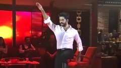 音乐短片 - Burak Özçivit Beyaz Show'da Zeybek Oynadı