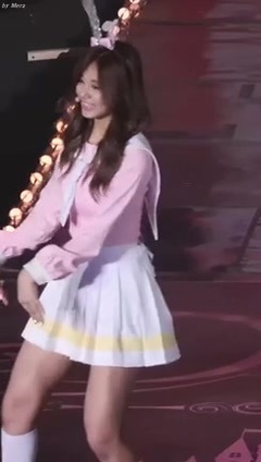 TWICE - 170217 트와이스 (TWICE) 쯔위 코믹댄스개인기 [쯔위] Tzuyu 직캠 Fancam (1ST TOUR TWICELAND) by Mera