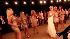 音乐短片 - Bridesmaids Perform EPIC Choreographed Beyoncé Dance Routine at Texas Wedding with the Bride 2015