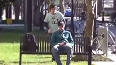 音乐短片 - 用鞋带捆路人