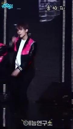 SF9 - ROAR