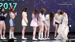 TWICE - 颁奖礼后帮Hani整理礼服