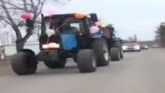 音乐短片 - Azərbaycanda Qeyri-adi Toy Karvanı - Öndə Traktor