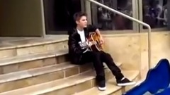 Justin Bieber - 贾斯汀比伯成名后 再一次回到从前卖唱的地方