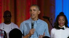音乐短片 - Obama sings Happy Birthday to daughter Malia on July 4 Barack Obama abraza y le canta a su hija
