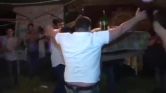 音乐短片 - Toyda dişlərinin arasında stolu saxlayaraq oynadı